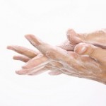 石鹸で手を洗う男性の手元